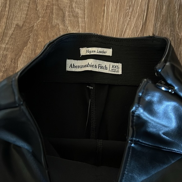 NWT Abercrombie Women's Curve Love Vegan Leather Skinny Legging XXS short - Picture 3 of 9